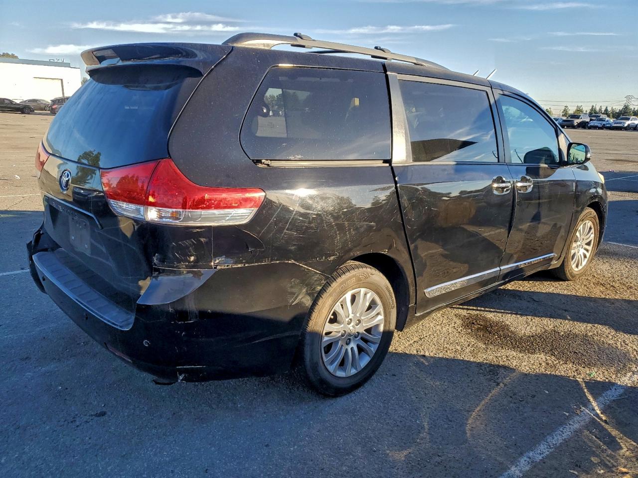 2014 TOYOTA SIENNA XLE photo 3