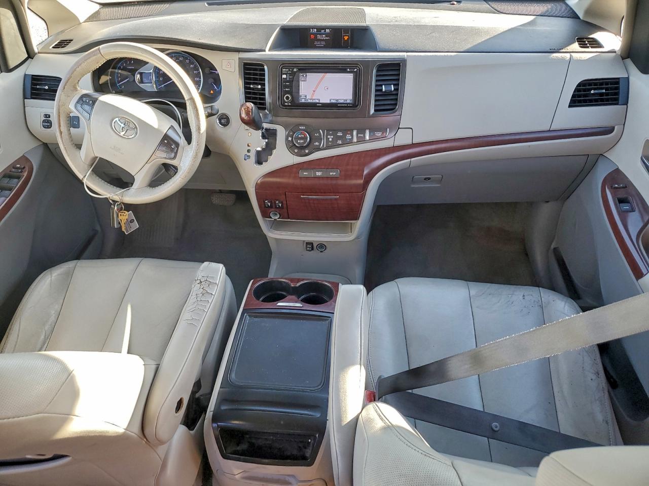 2014 TOYOTA SIENNA XLE photo 8