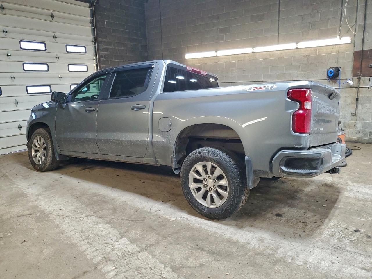 2021 CHEVROLET SILVERADO K1500 CUSTOM photo 2