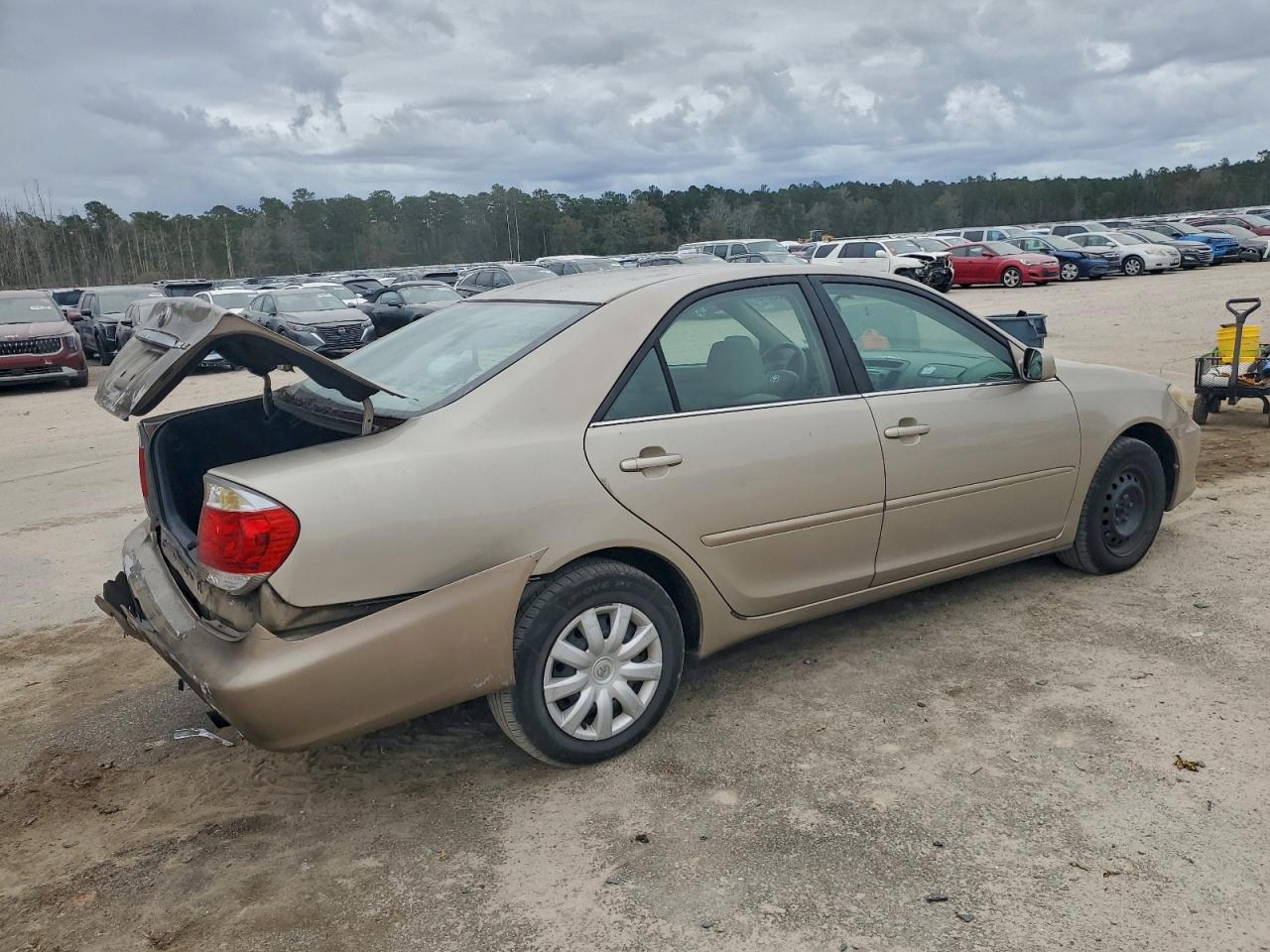 2005 TOYOTA CAMRY LE photo 3