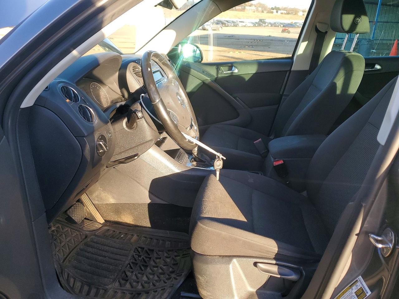 2013 VOLKSWAGEN TIGUAN S photo 13