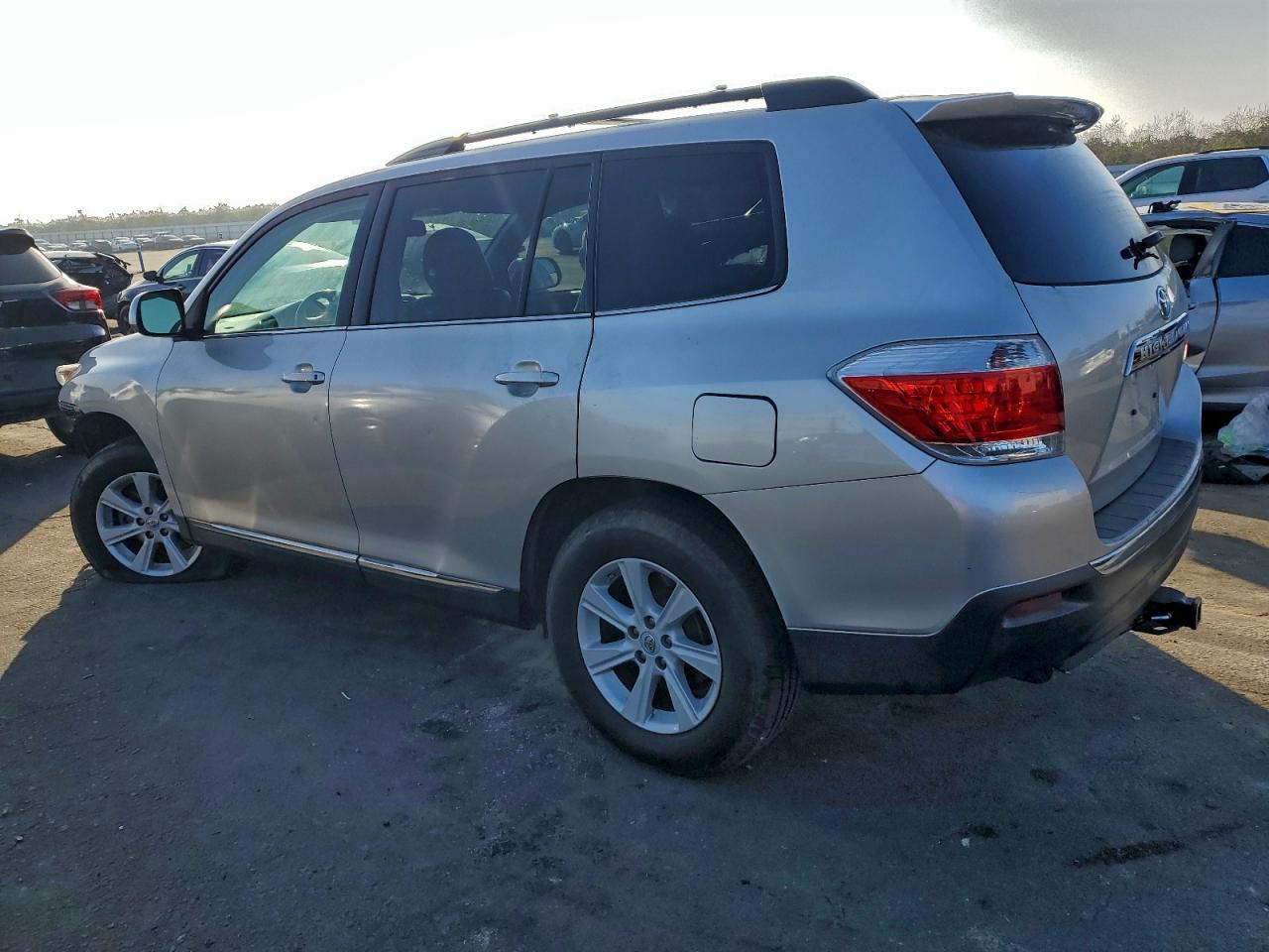 2013 TOYOTA HIGHLANDER BASE photo 2