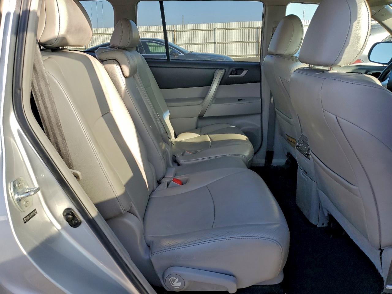 2013 TOYOTA HIGHLANDER BASE photo 11