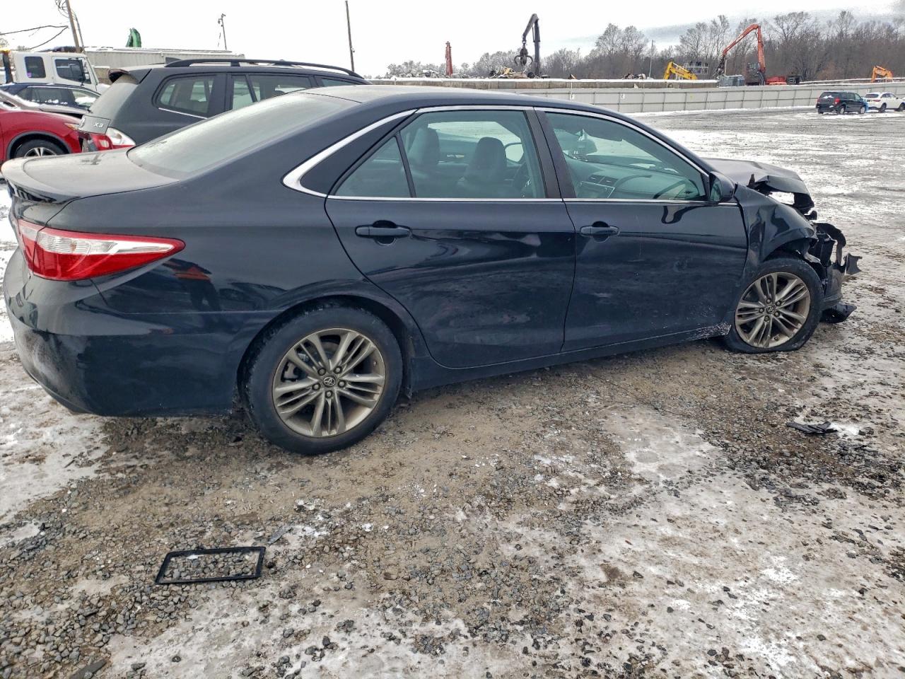 2017 TOYOTA CAMRY LE photo 3
