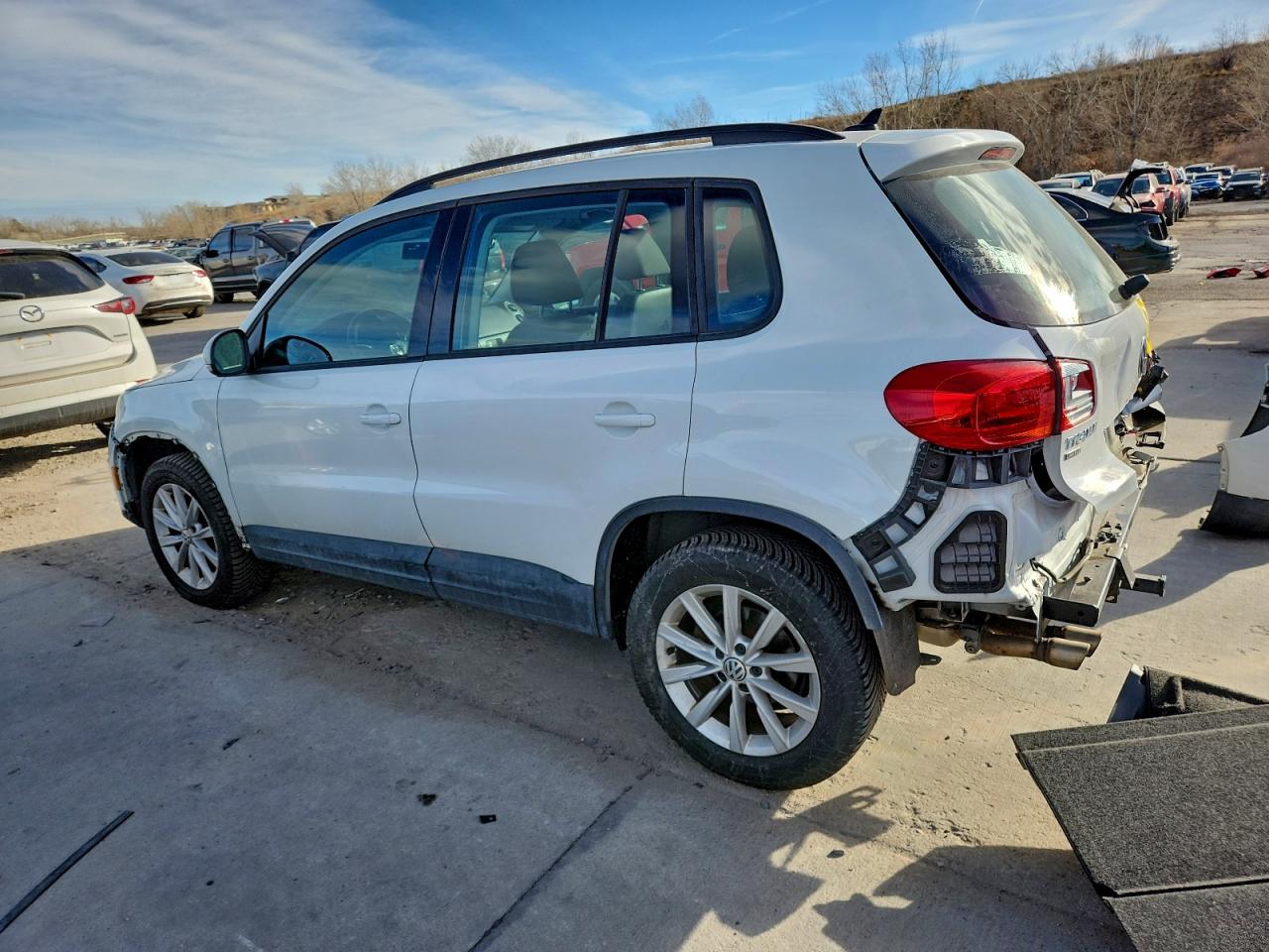 2017 VOLKSWAGEN TIGUAN S photo 2