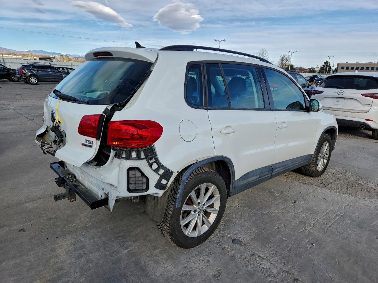2017 VOLKSWAGEN TIGUAN S photo 3
