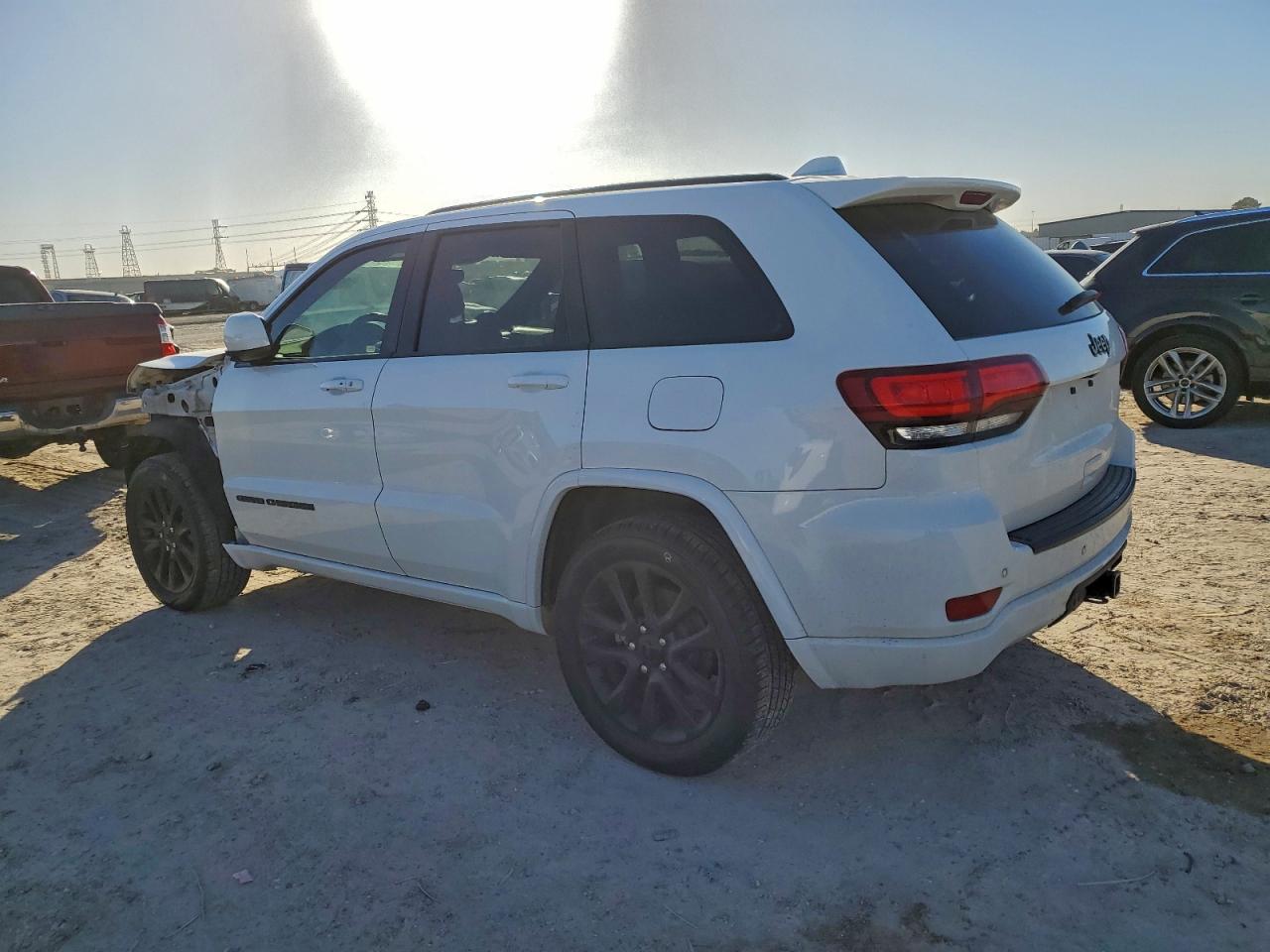 2019 JEEP GRAND CHEROKEE LAREDO photo 2