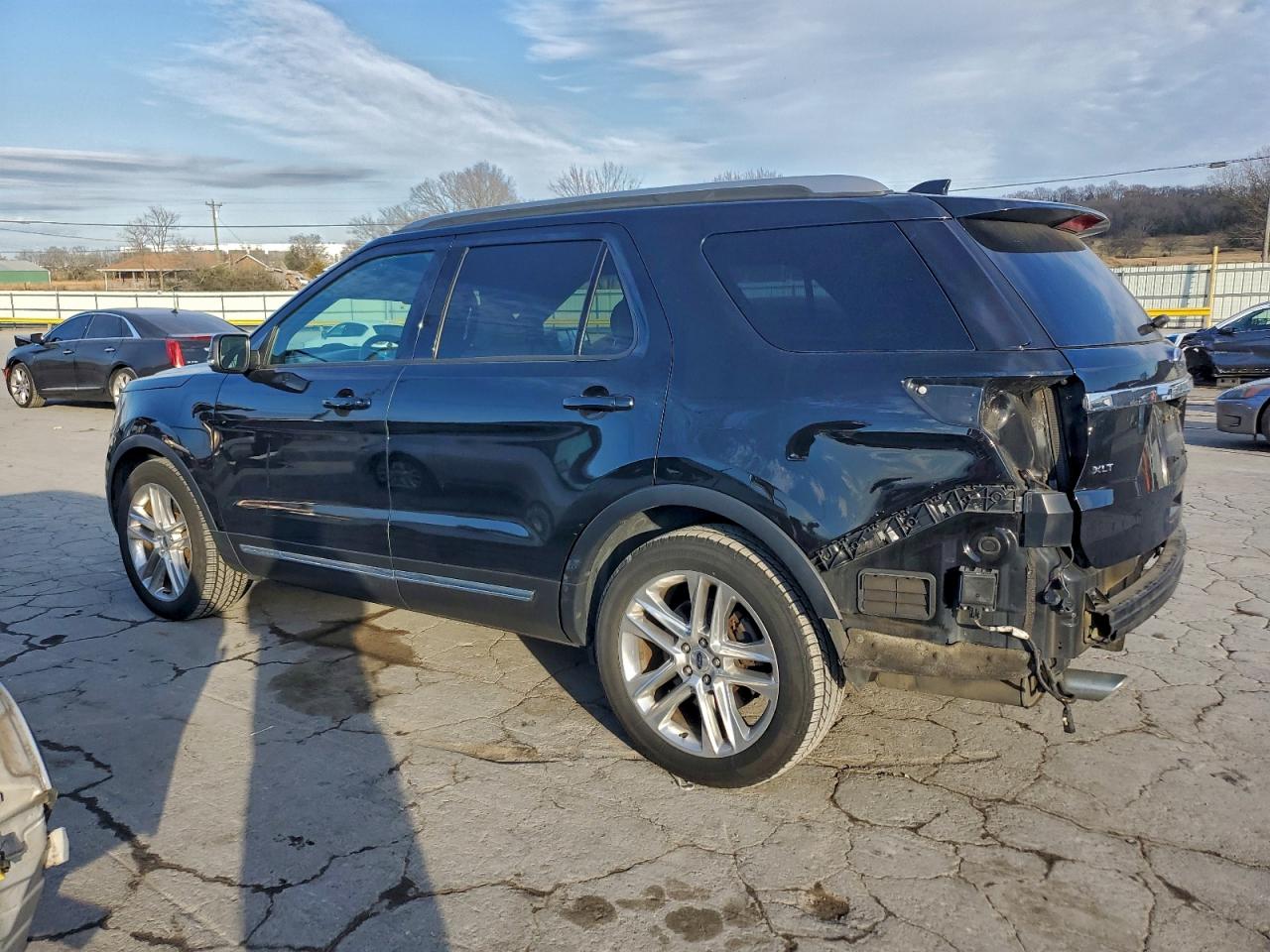 2016 FORD EXPLORER XLT photo 2