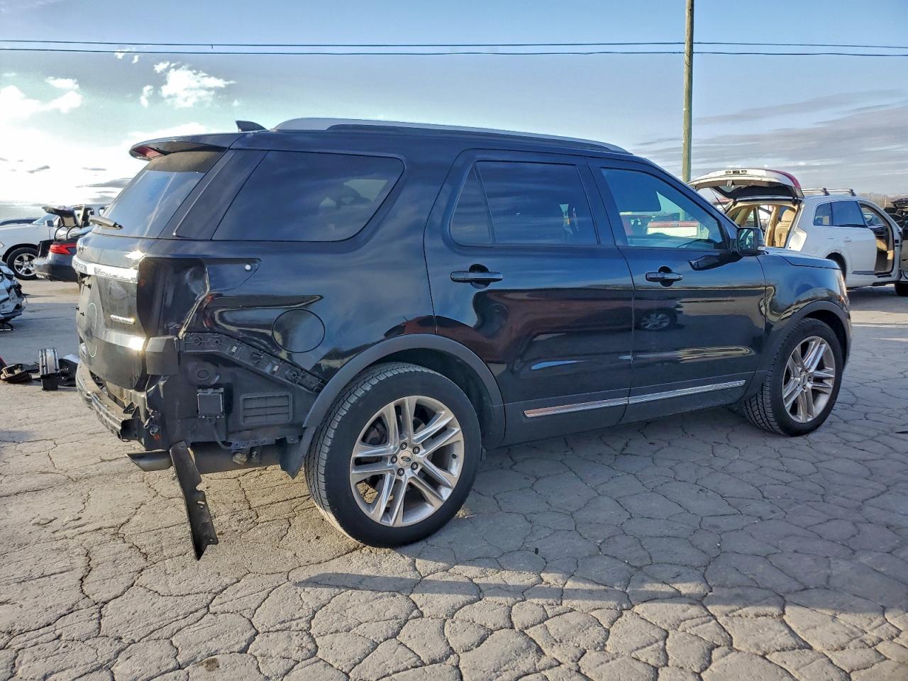 2016 FORD EXPLORER XLT photo 3