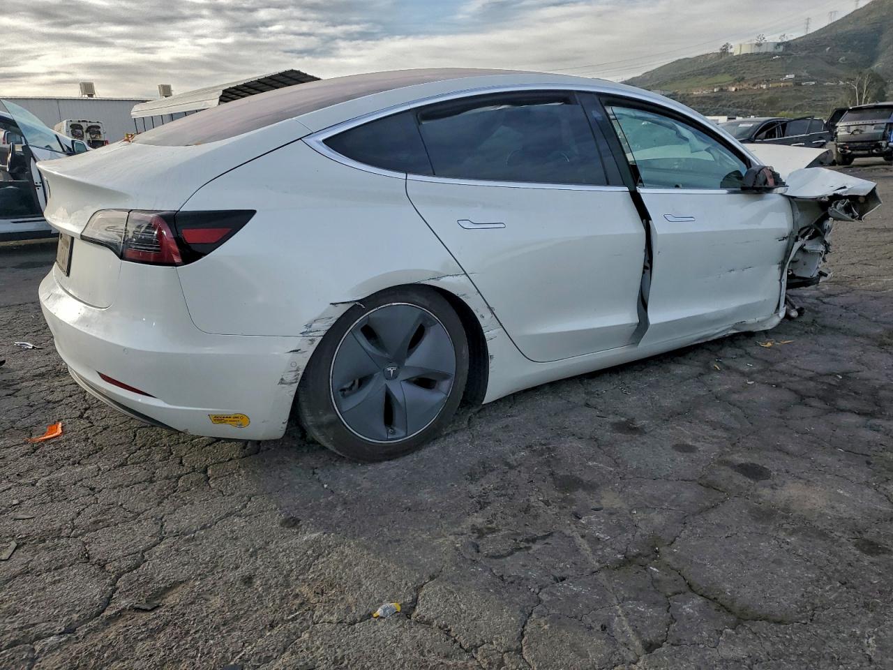 2018 TESLA MODEL 3 photo 3