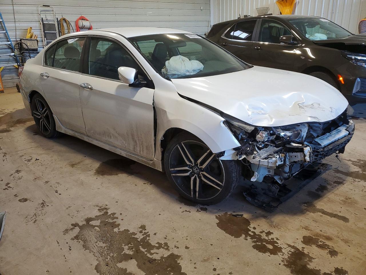 2017 HONDA ACCORD photo 4