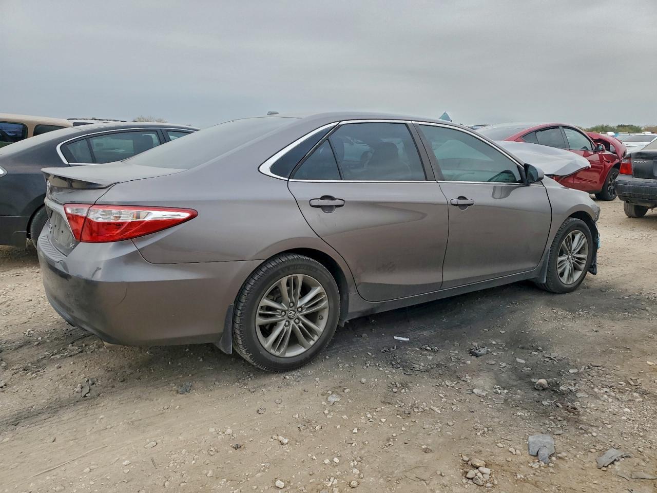 2017 TOYOTA CAMRY LE photo 3