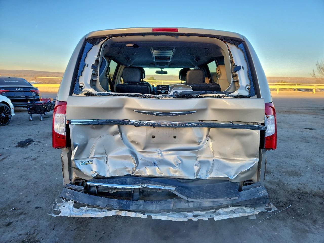 2013 CHRYSLER TOWN & COUNTRY TOURING photo 6