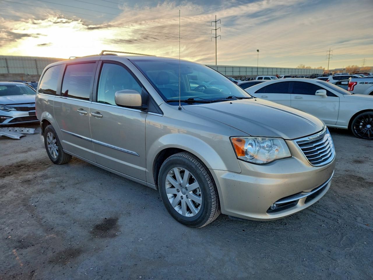 2013 CHRYSLER TOWN & COUNTRY TOURING photo 4
