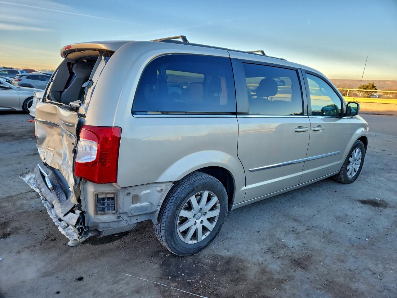 2013 CHRYSLER TOWN & COUNTRY TOURING photo 3