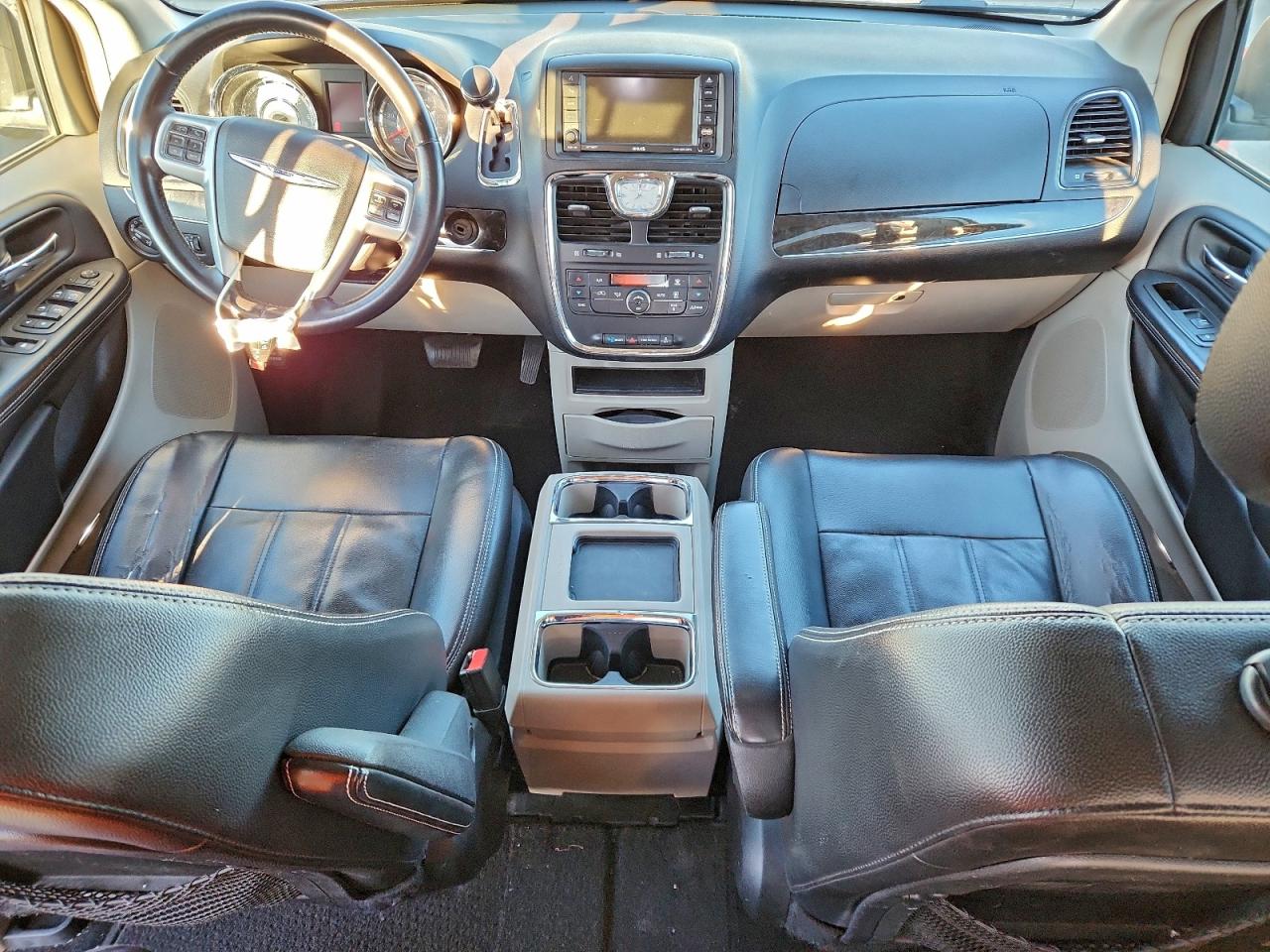 2013 CHRYSLER TOWN & COUNTRY TOURING photo 8