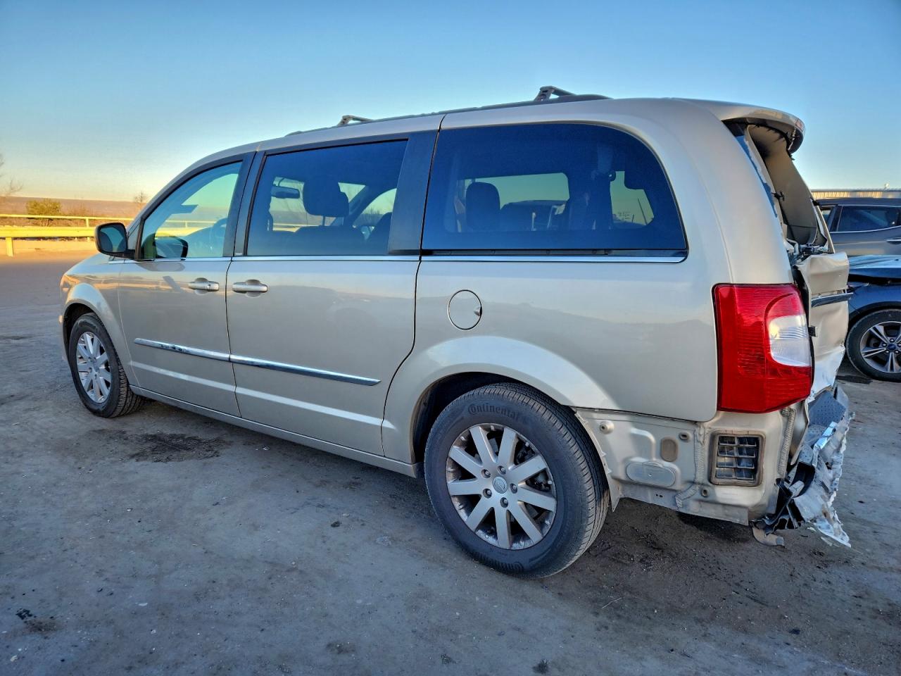 2013 CHRYSLER TOWN & COUNTRY TOURING photo 2