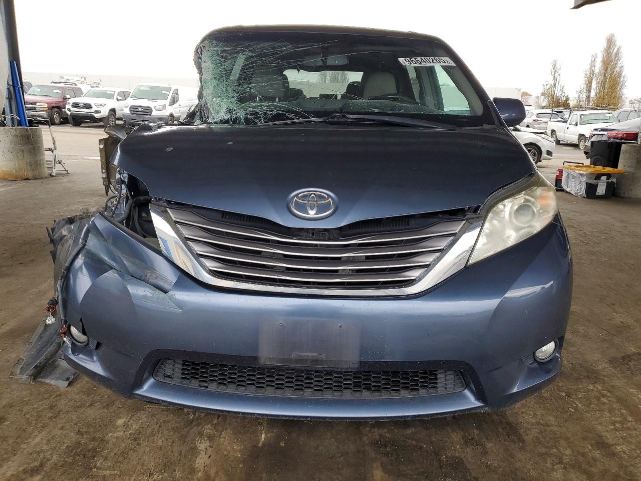 2017 TOYOTA SIENNA XLE photo 5