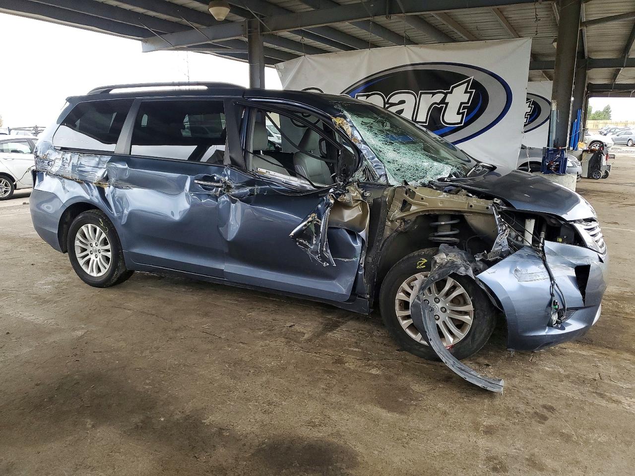 2017 TOYOTA SIENNA XLE photo 4