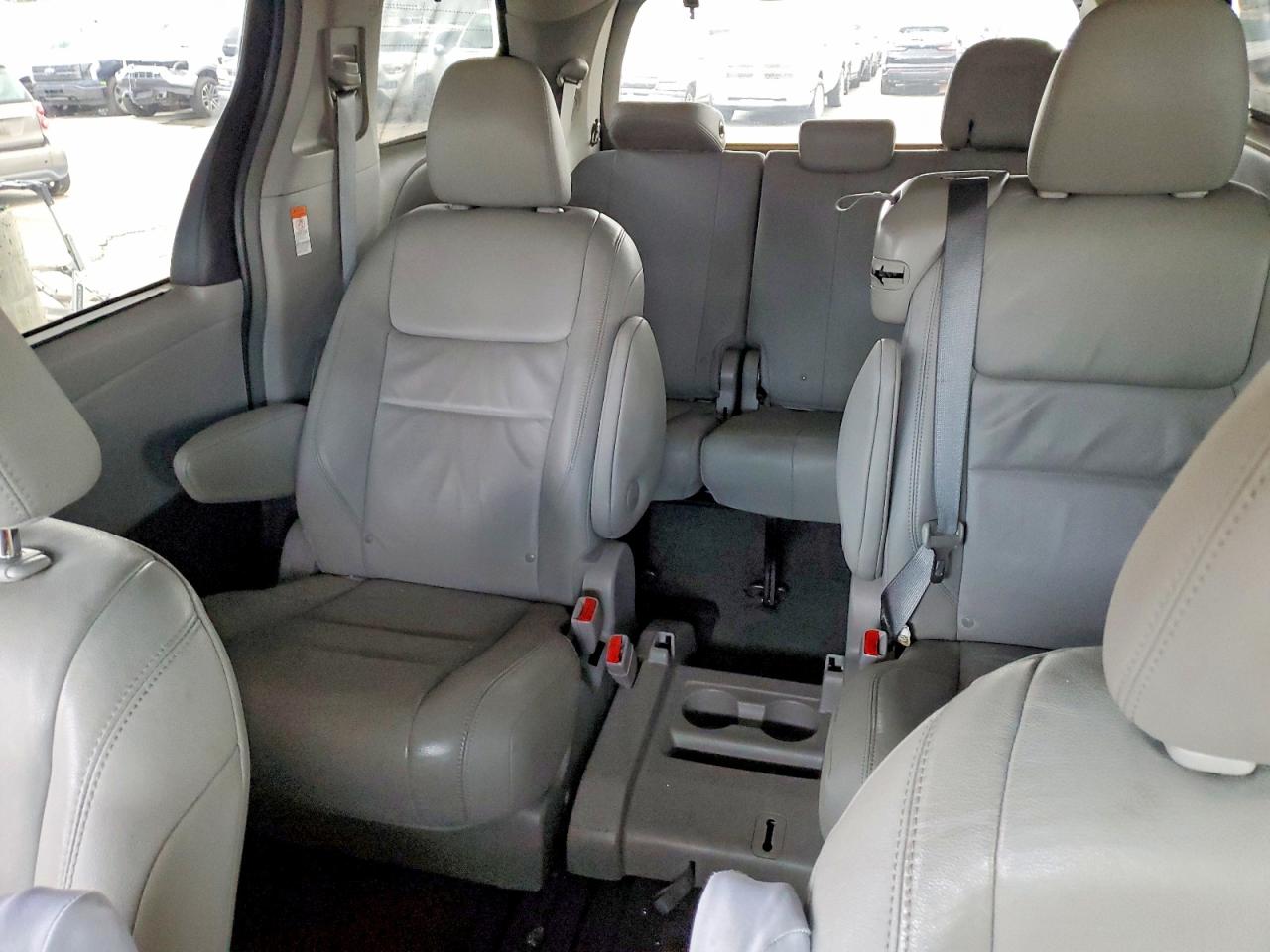2017 TOYOTA SIENNA XLE photo 10