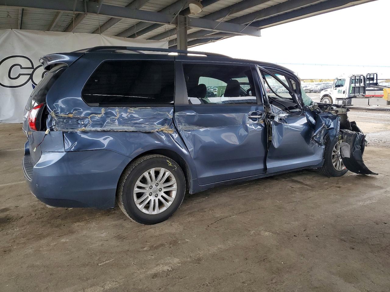 2017 TOYOTA SIENNA XLE photo 3