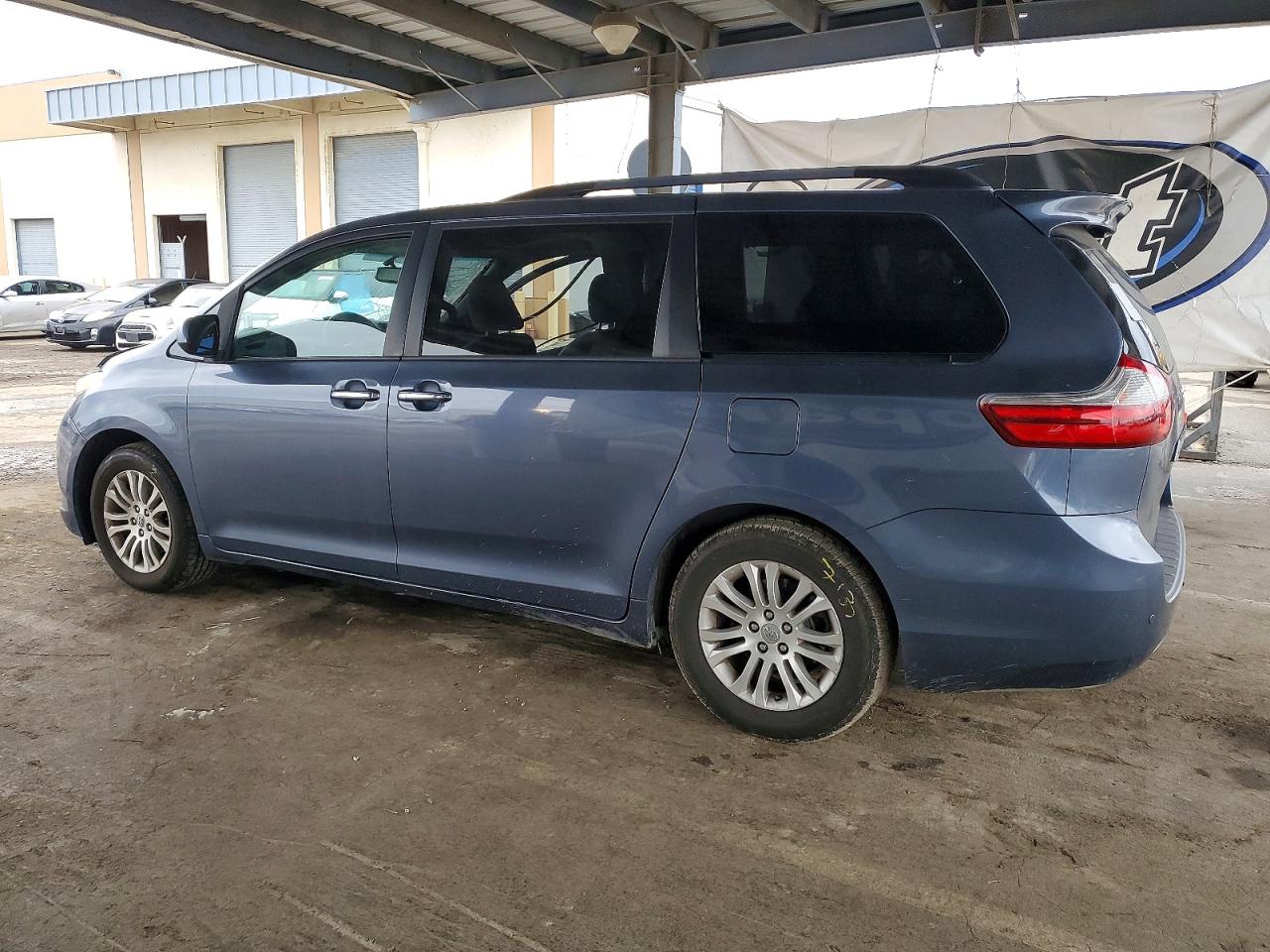 2017 TOYOTA SIENNA XLE photo 2