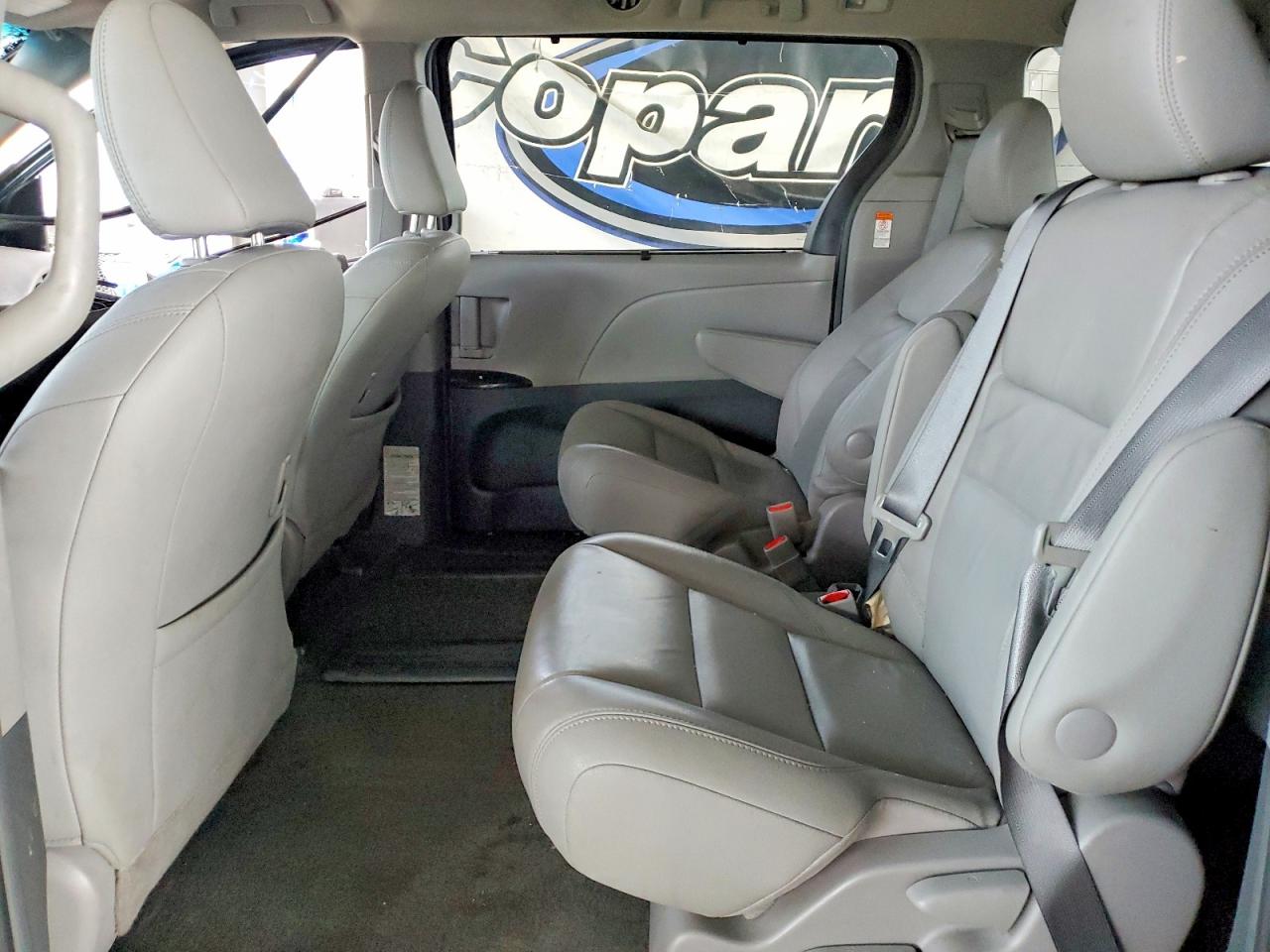 2017 TOYOTA SIENNA XLE photo 11