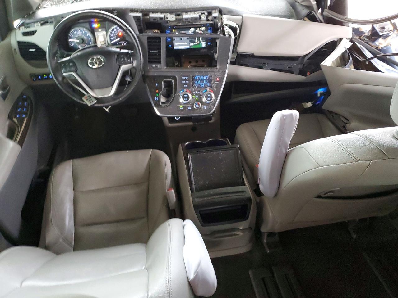 2017 TOYOTA SIENNA XLE photo 8
