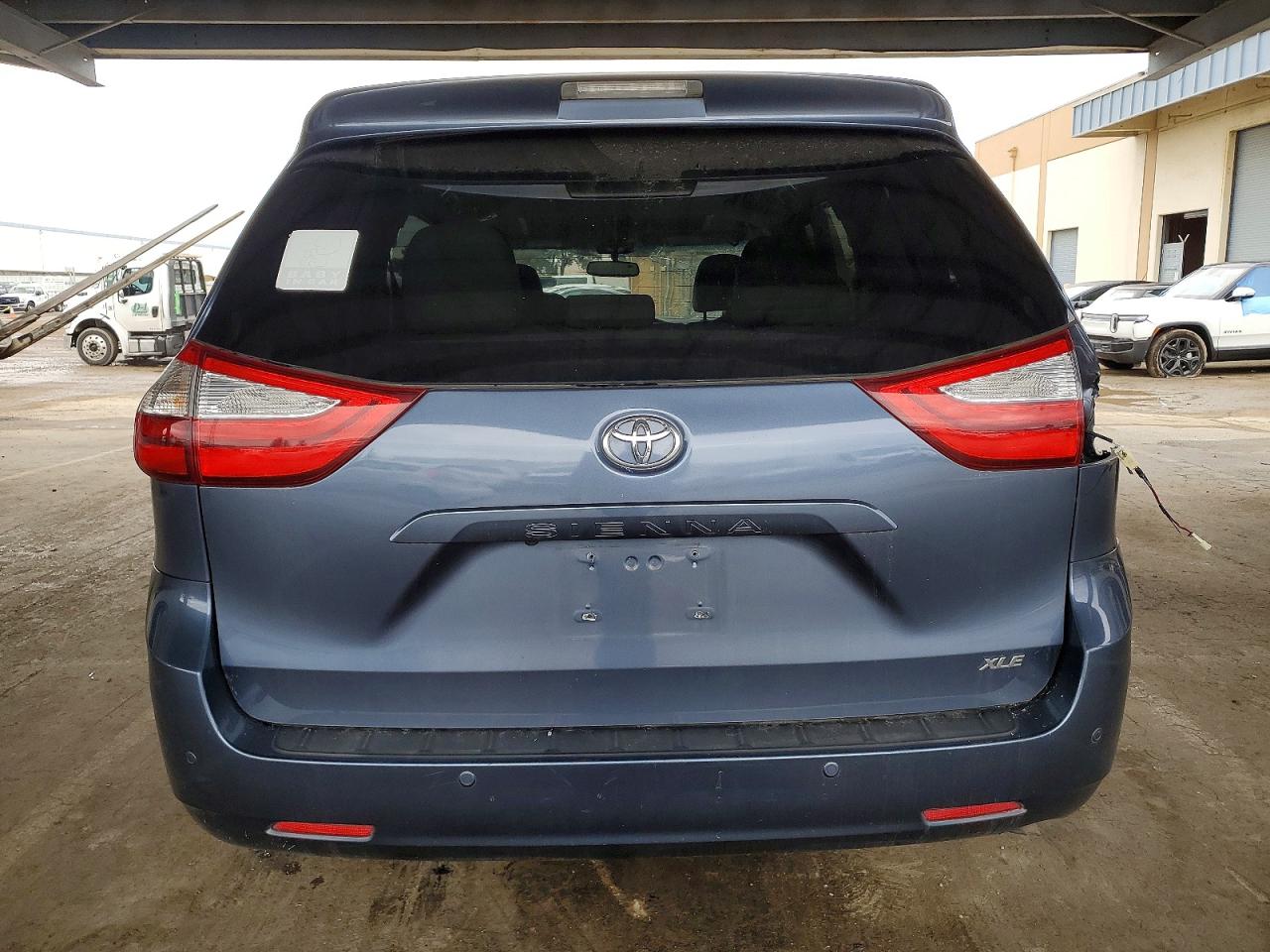 2017 TOYOTA SIENNA XLE photo 6