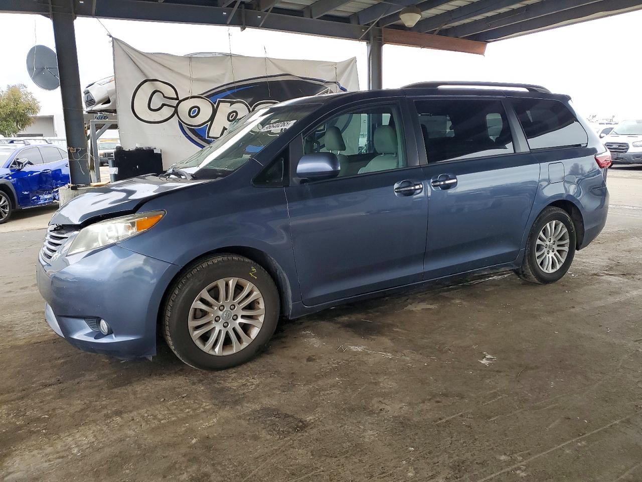 2017 TOYOTA SIENNA