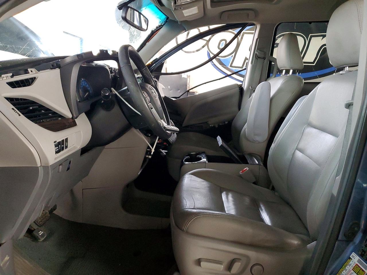 2017 TOYOTA SIENNA XLE photo 7