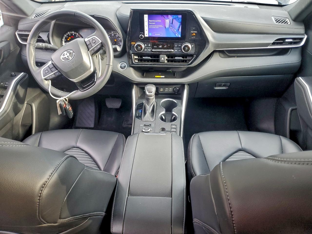 2024 TOYOTA HIGHLANDER LE photo 8