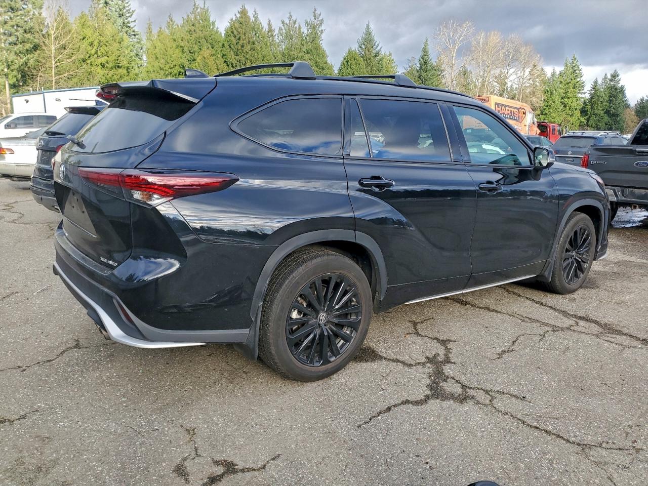 2024 TOYOTA HIGHLANDER LE photo 3