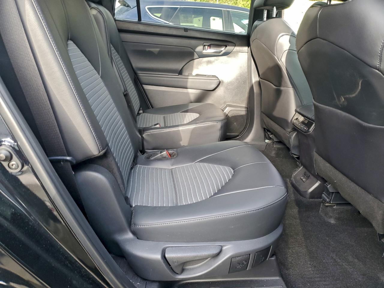 2024 TOYOTA HIGHLANDER LE photo 11