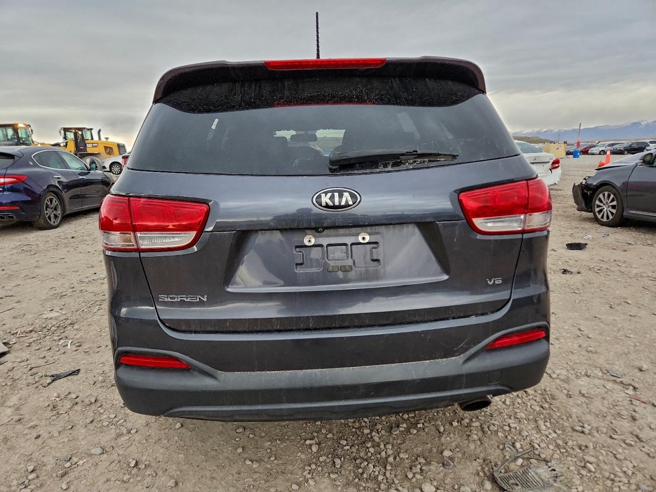 2017 KIA SORENTO LX photo 6