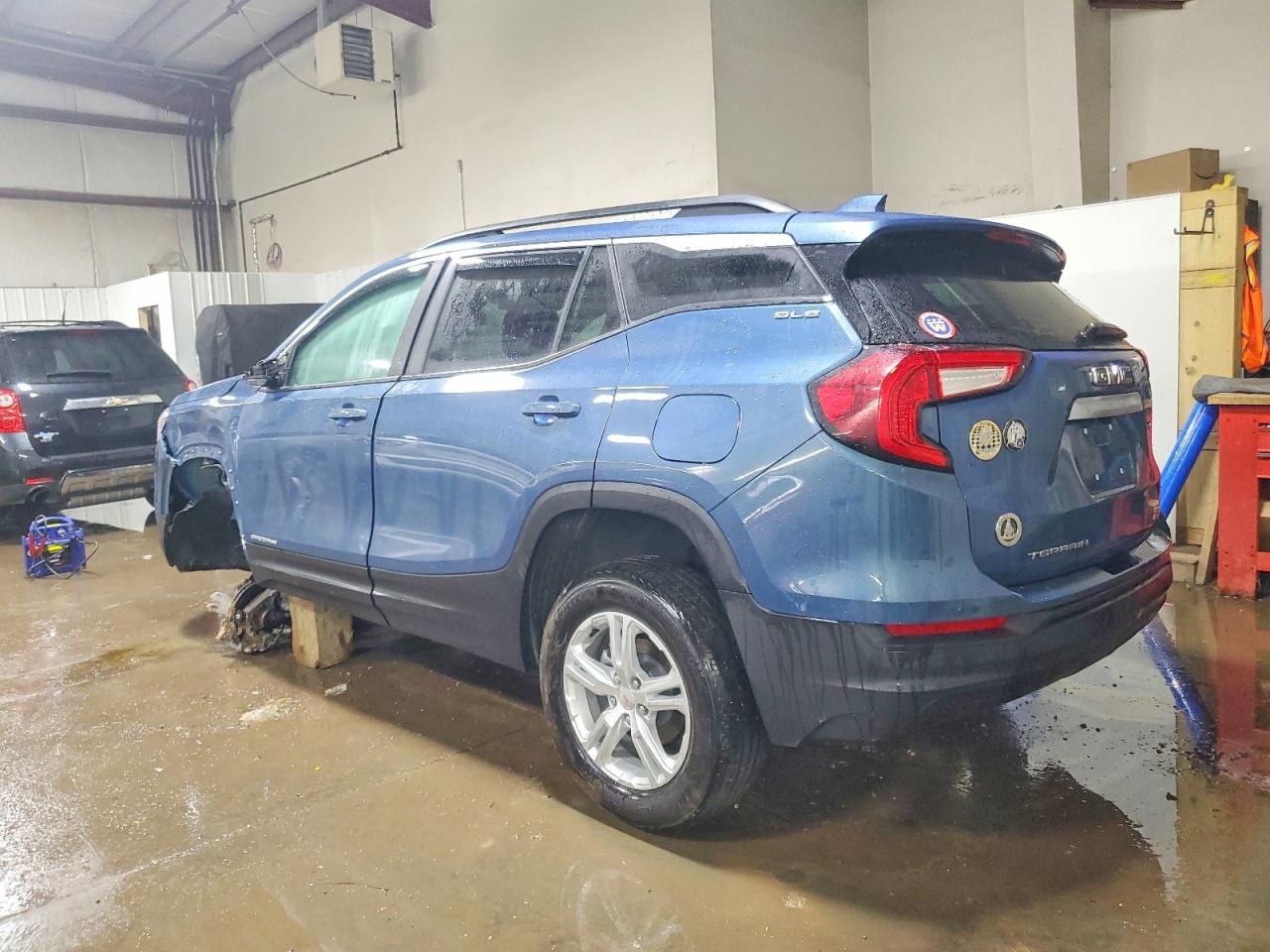 2024 GMC TERRAIN SLE photo 2