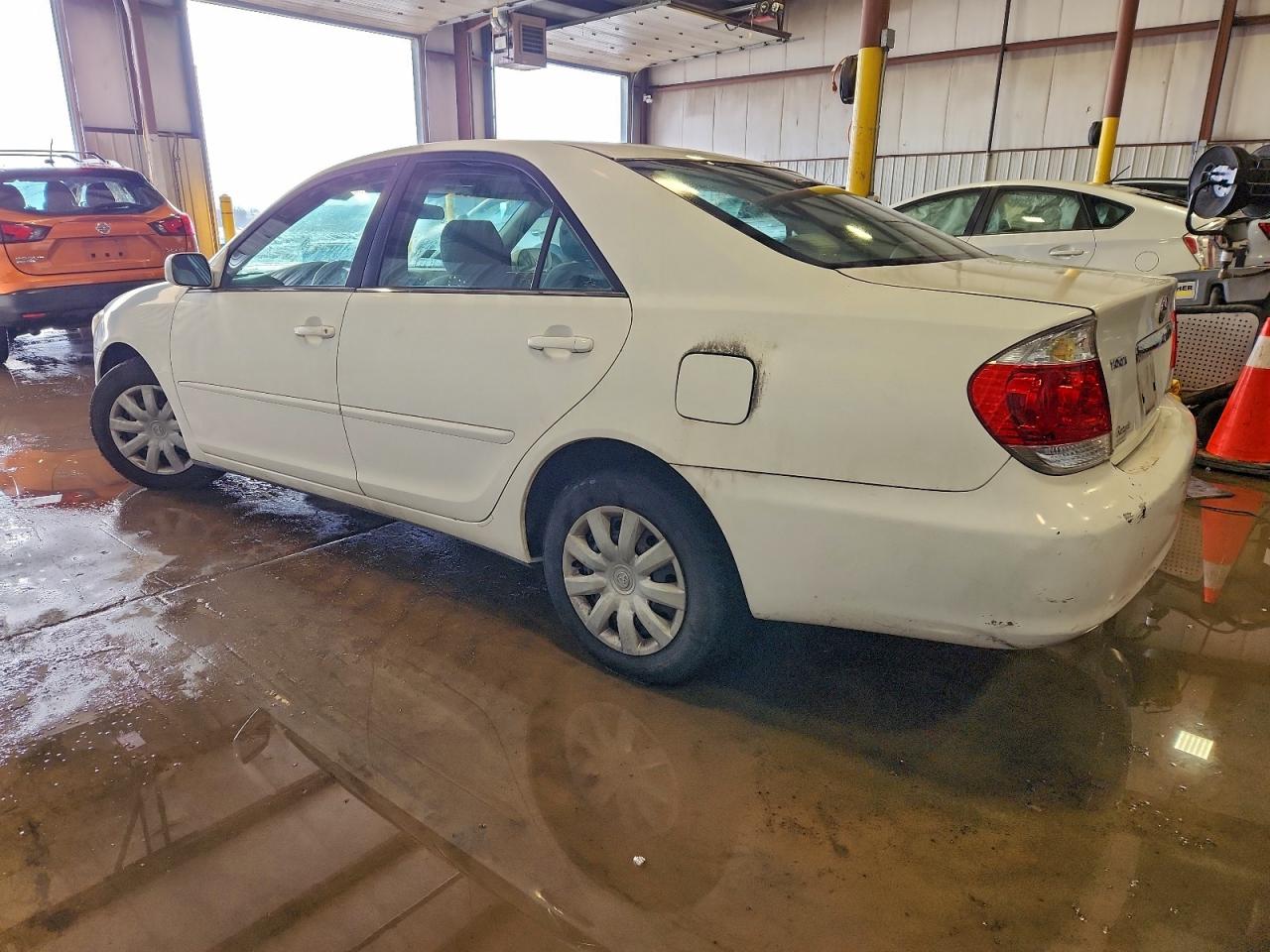2006 TOYOTA CAMRY LE photo 2
