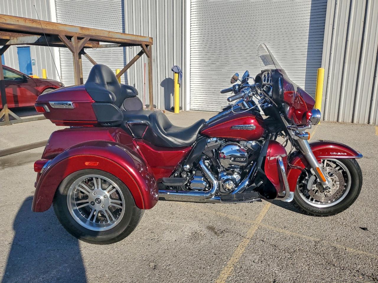 2016 HARLEY-DAVIDSON FLHTCUTG TRI GLIDE ULTRA — MINOR DENT/SCRATCHES damage — photo 1