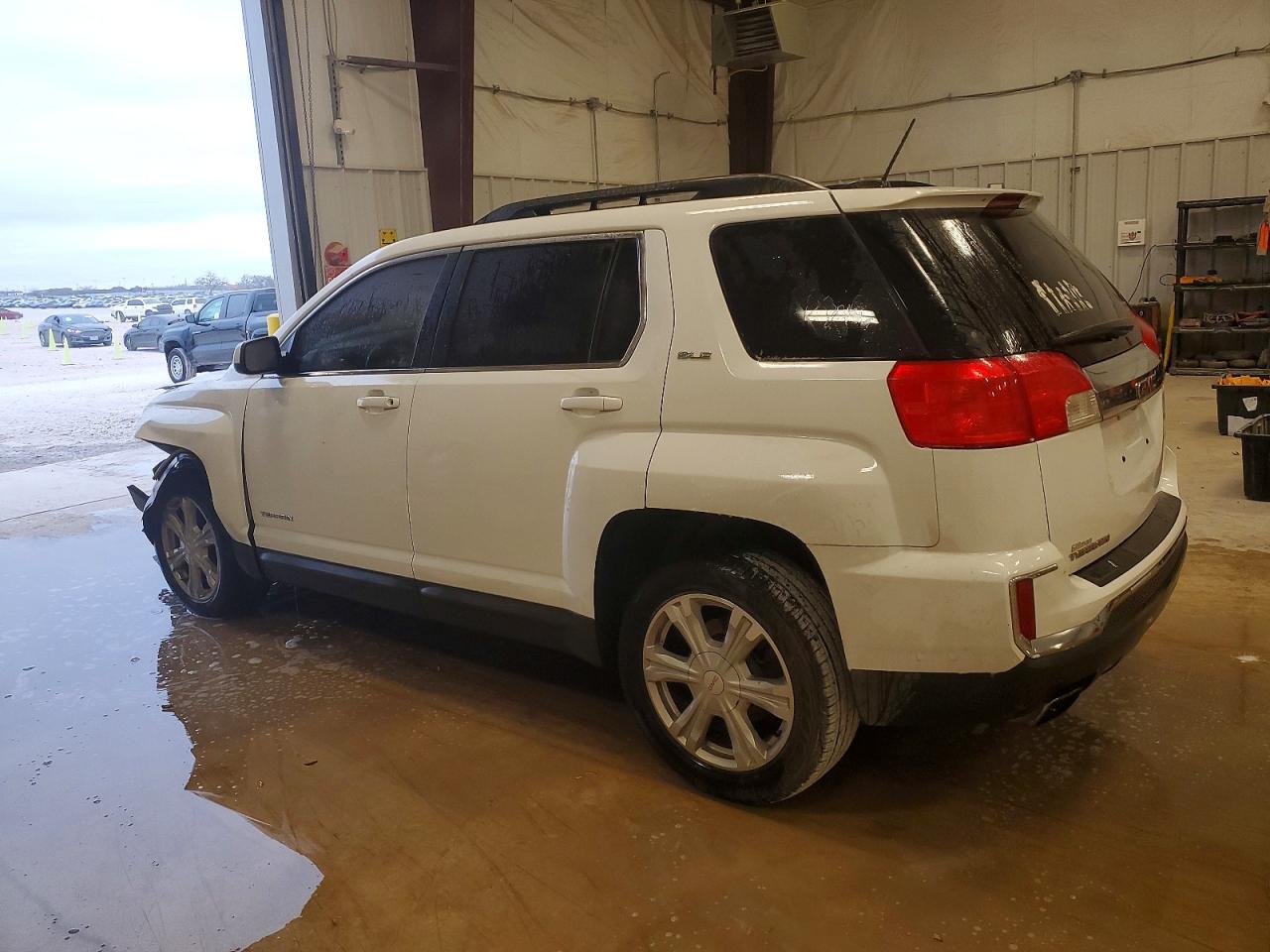 2017 GMC TERRAIN SLE photo 2