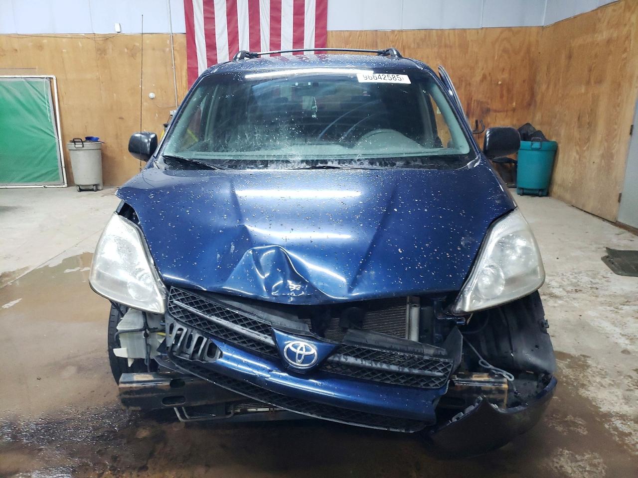 2004 TOYOTA SIENNA LE photo 5