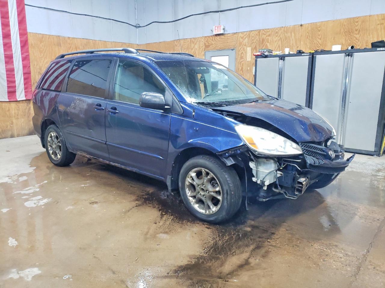 2004 TOYOTA SIENNA LE photo 4