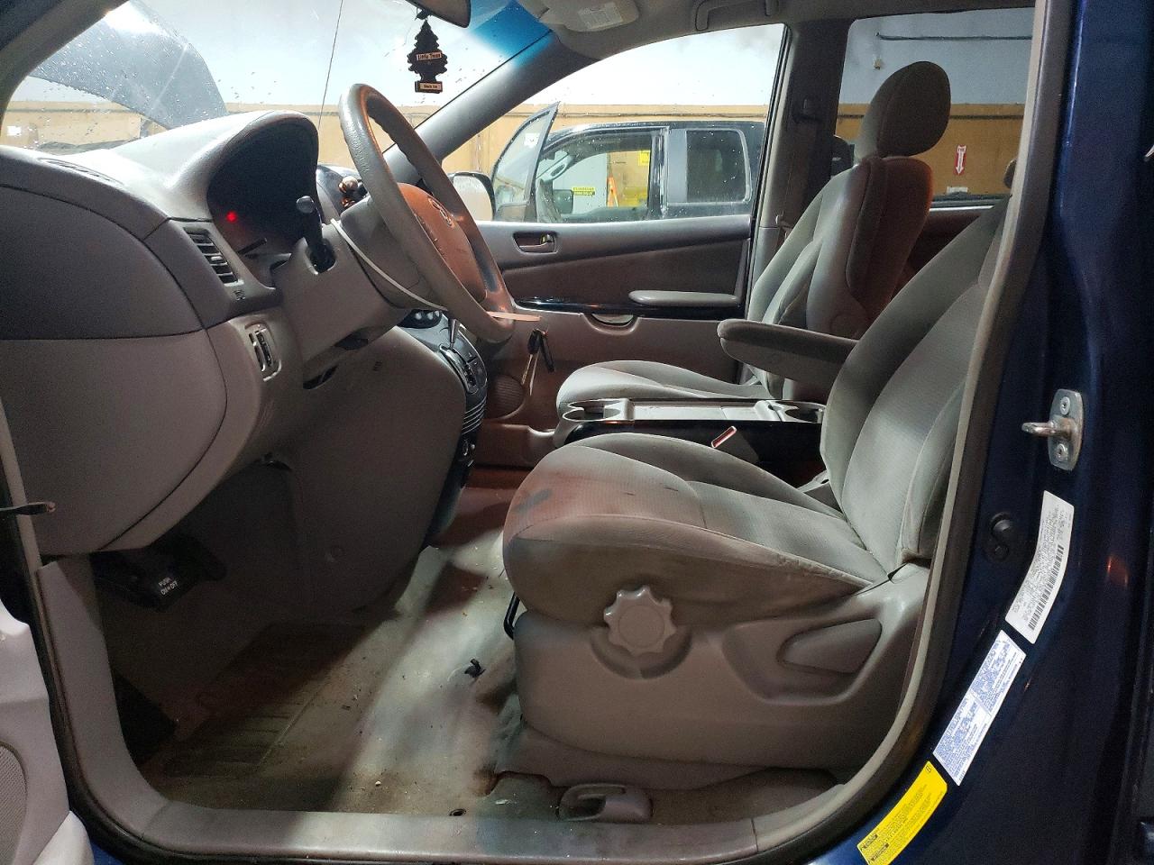 2004 TOYOTA SIENNA LE photo 7