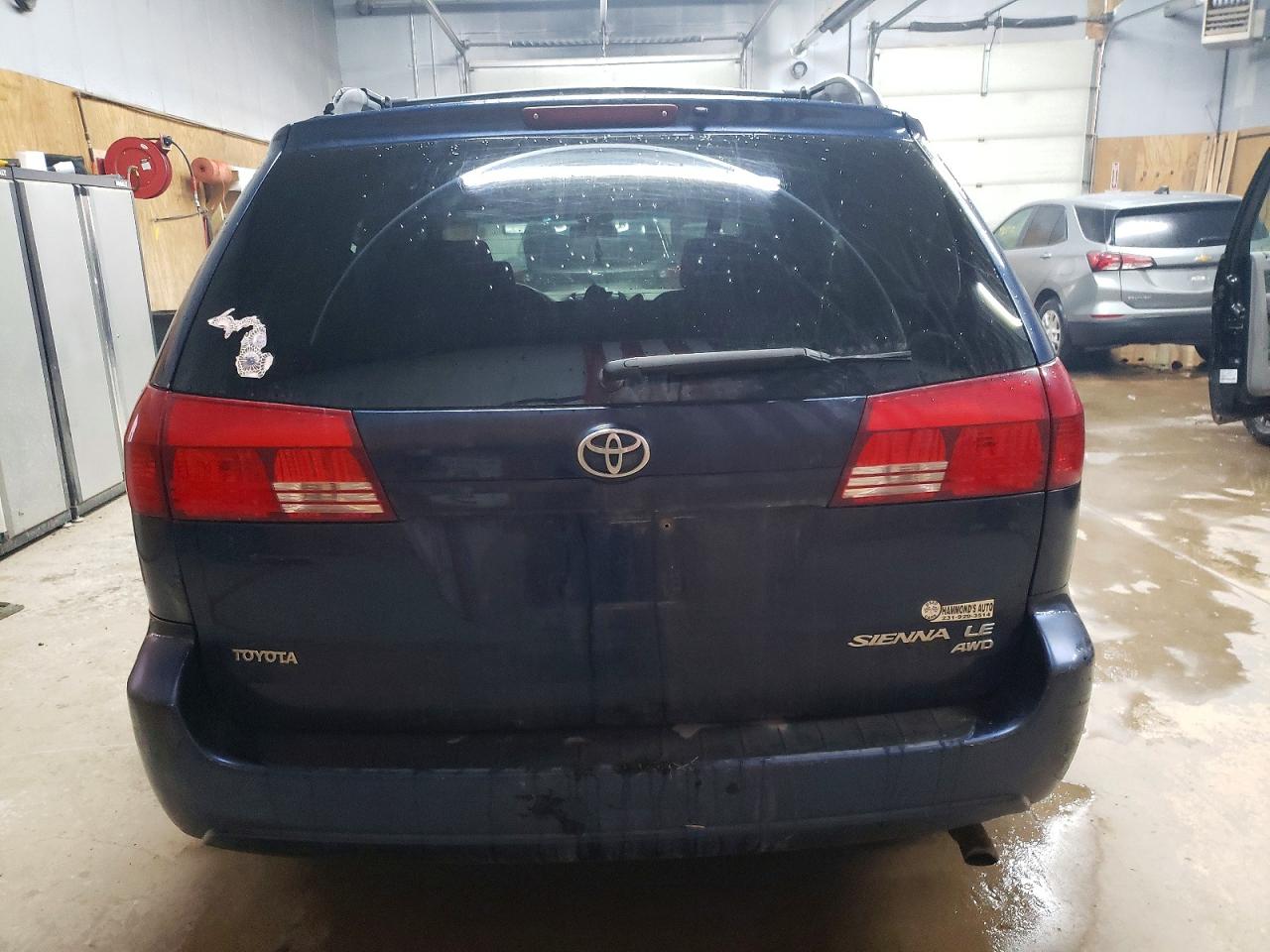 2004 TOYOTA SIENNA LE photo 6