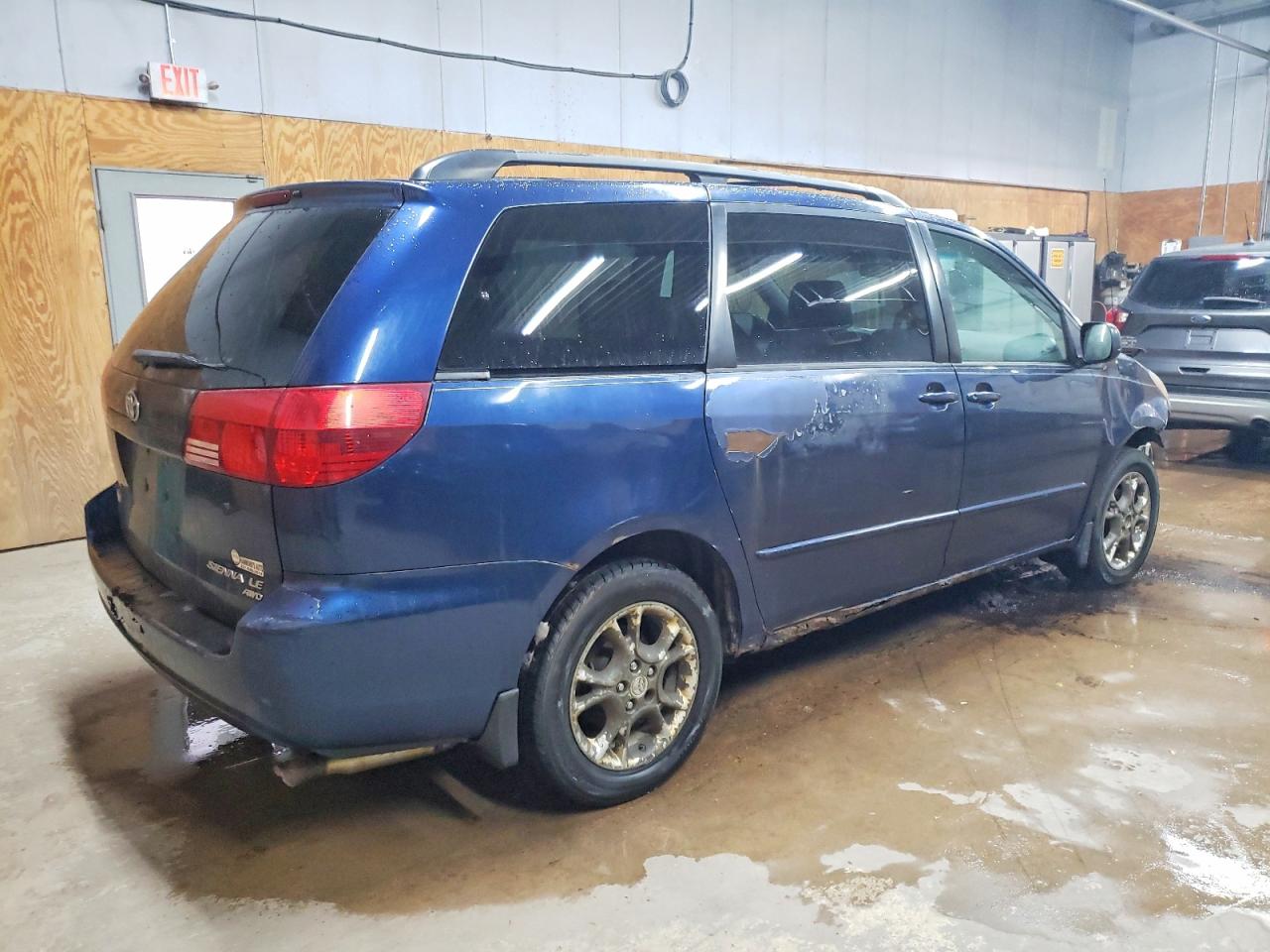 2004 TOYOTA SIENNA LE photo 3