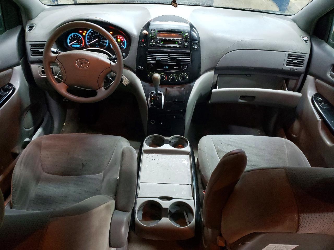 2004 TOYOTA SIENNA LE photo 8