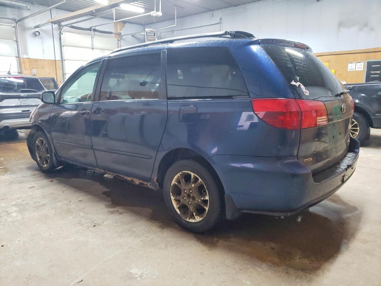 2004 TOYOTA SIENNA LE photo 2
