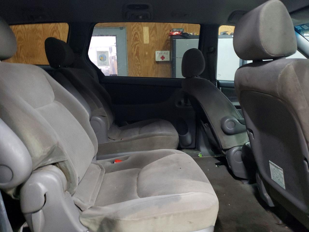 2004 TOYOTA SIENNA LE photo 11