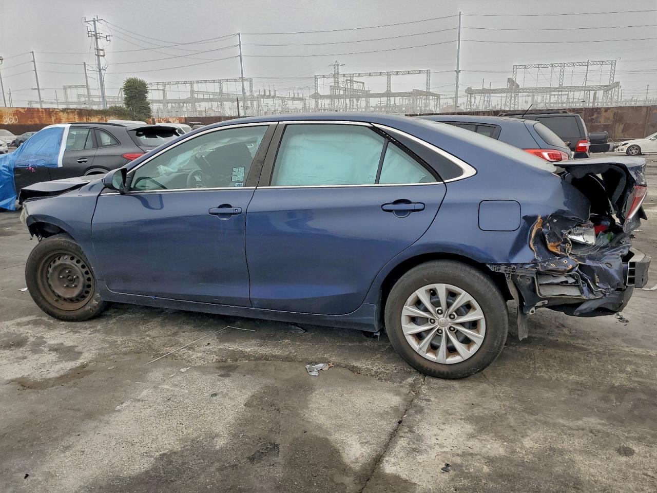 2017 TOYOTA CAMRY LE photo 4