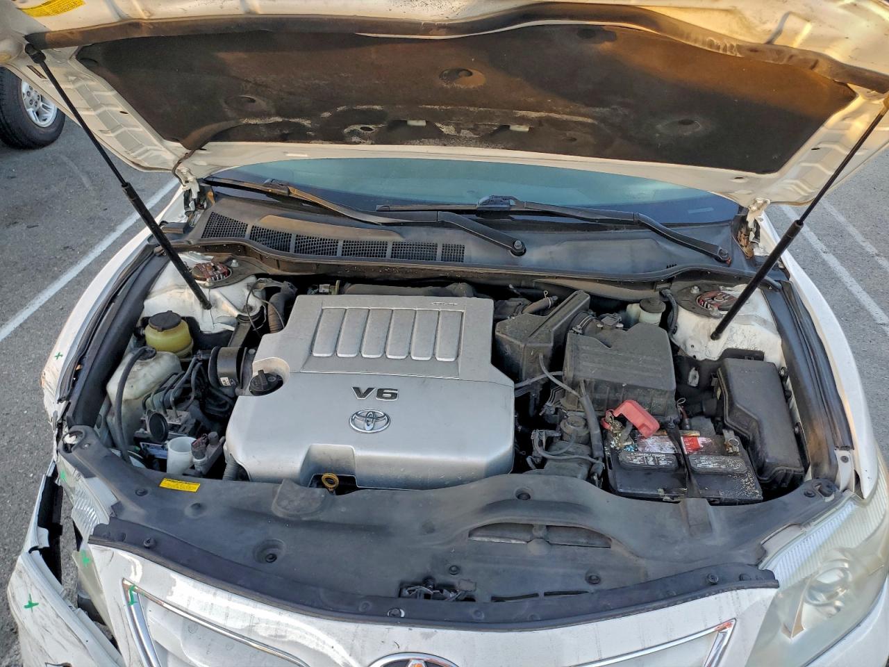 2010 TOYOTA CAMRY SE photo 11