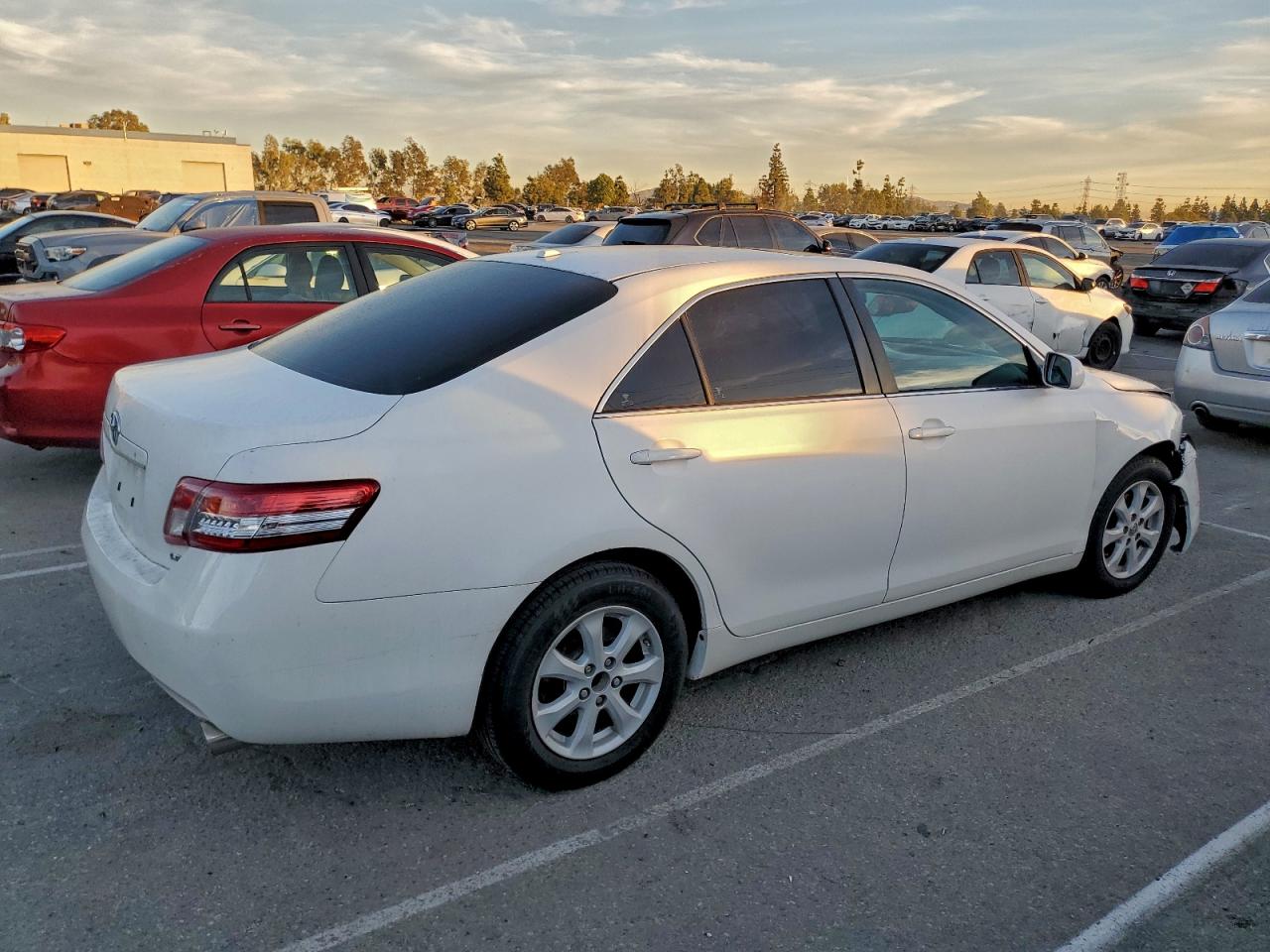 2010 TOYOTA CAMRY SE photo 3
